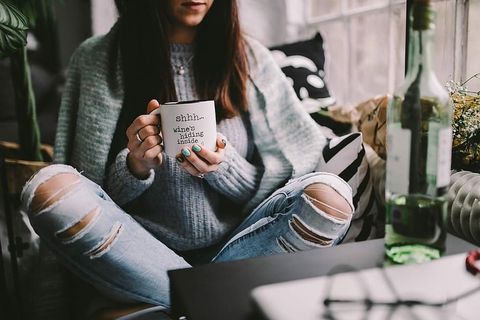 在杯子里喝酒的女孩 在杯子里喝酒的女孩