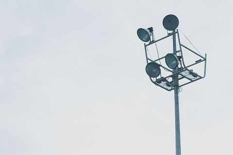 灰色金属柱上的灰色扩音器