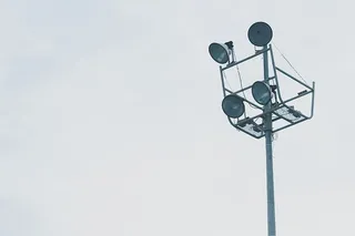 灰色金属柱上的灰色扩音器