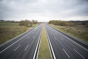绿草间的两条灰色水泥路