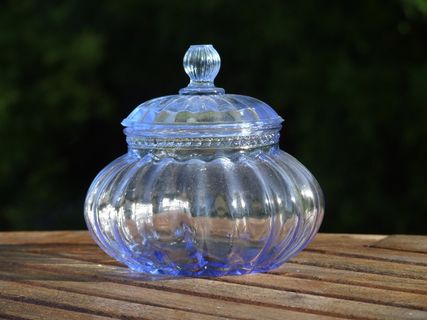 吹风机、美容、卫生间、战争期间、女性、玻璃、香水、桌子