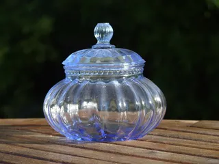 吹风机、美容、卫生间、战争期间、女性、玻璃、香水、桌子