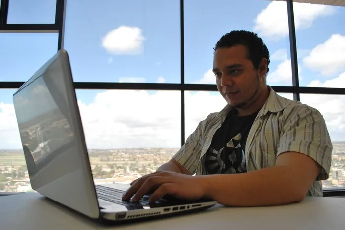 办公室，智能，电脑，笔记本电脑，单人，窗口，使用笔记本电脑，无线技术