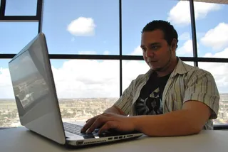 办公室，智能，电脑，笔记本电脑，单人，窗口，使用笔记本电脑，无线技术