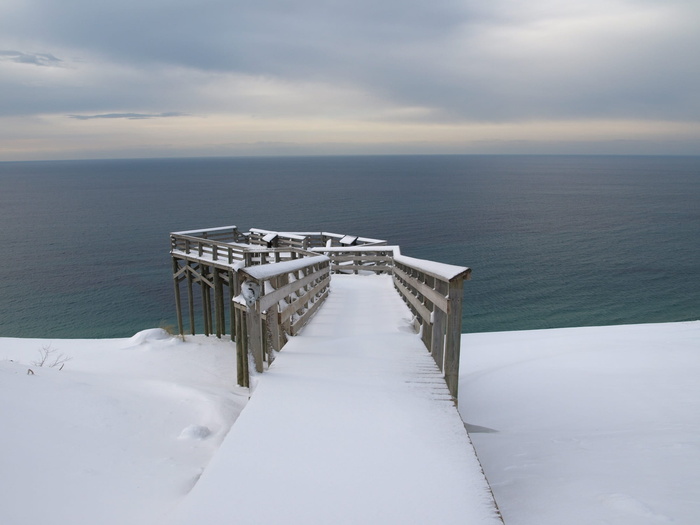白雪覆盖、棕色、木质、船坞、海洋、白天、景观、冬季