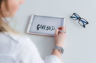 手持手写笔的女士