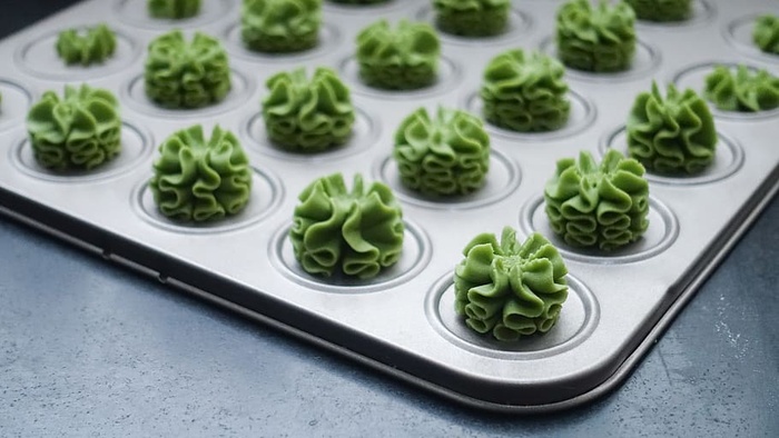 托盘上糕点的照片