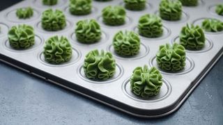 托盘上糕点的照片