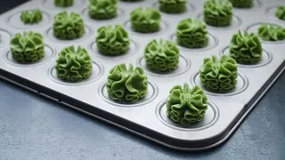 托盘上糕点的照片