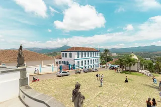 人们在路边的公园和靠近白色和棕色的房子航空摄影