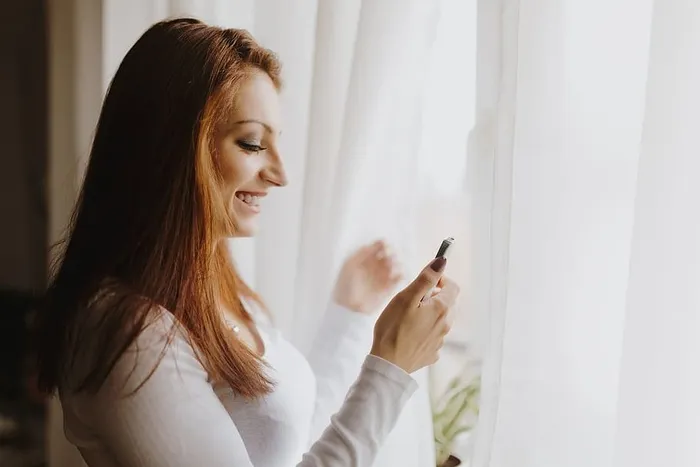 使用智能手机的美女