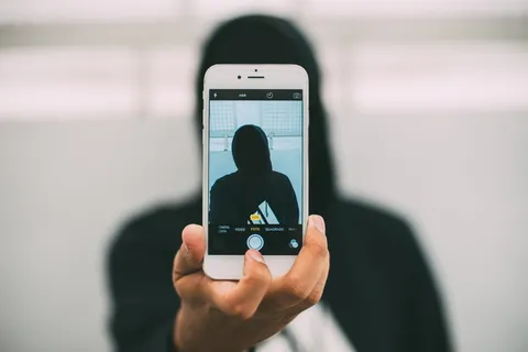 使用Iphone拍照的人 使用Iphone拍照的人