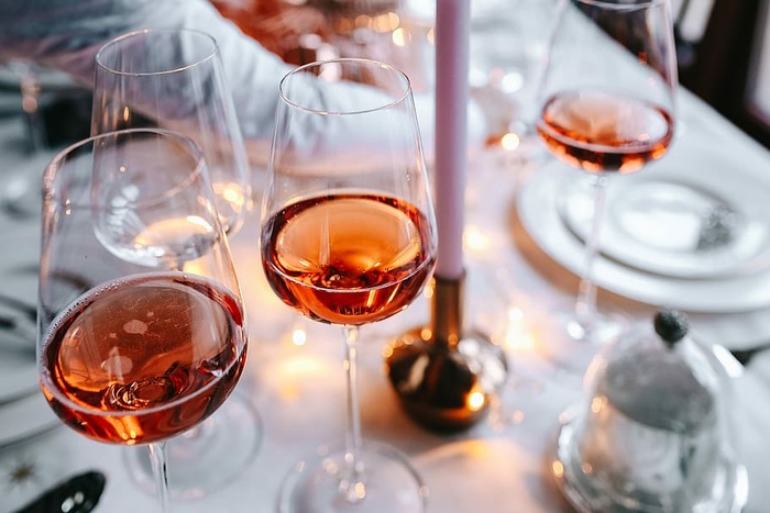 圣诞桌上的玫瑰酒杯