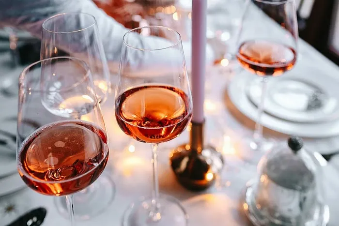 圣诞桌上的玫瑰酒杯