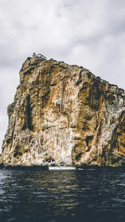 水体上的白色船 水体上的白色船