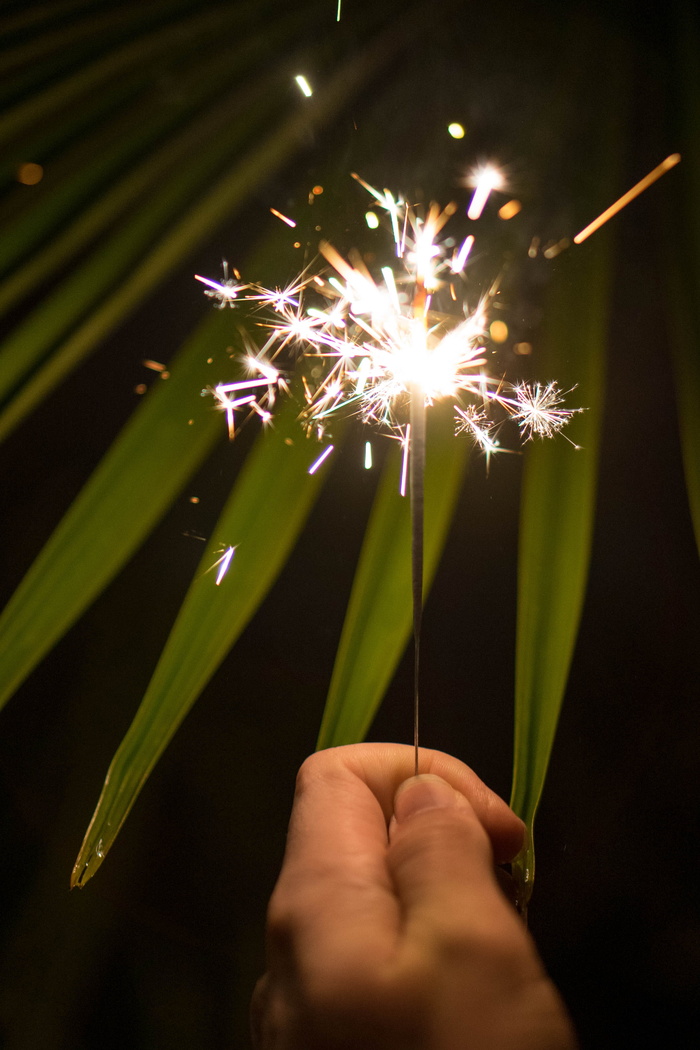 点燃的火花，自然，户外，人，人，夜，烟花，光