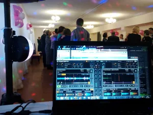 迪斯科舞厅，聚会，dj，音乐节目主持人，笔记本，节目，灯光，一群人