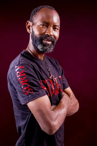 穿紫色圆领衬衫的男子