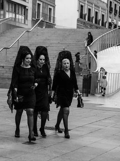 扶手，扶手，衣服，短裤，衣服，人，栏杆