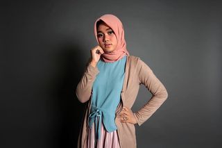 戴着粉色头巾的女人