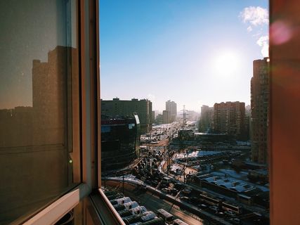 打开的棕色木窗