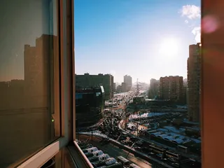 打开的棕色木窗