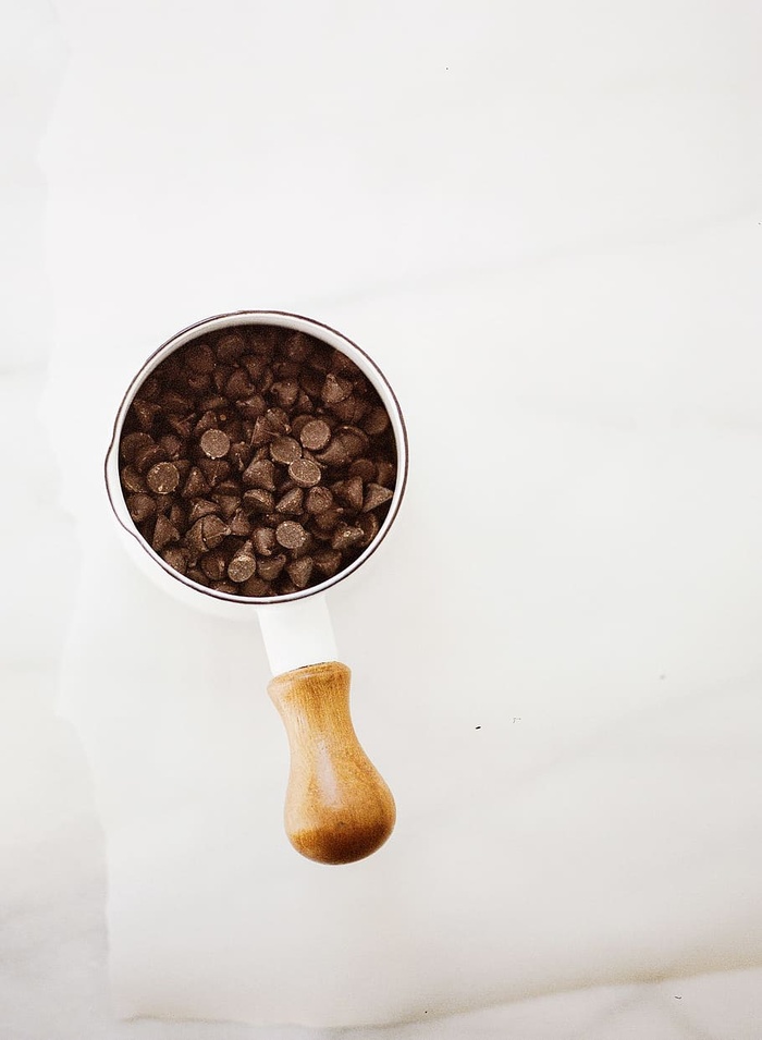 杯子上的巧克力片