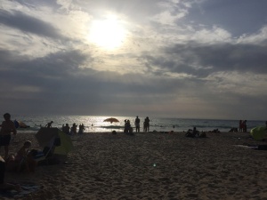 海滩，天空，夏天，大海，陆地，水，沙子，一群人