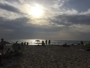 海滩，天空，夏天，大海，陆地，水，沙子，一群人