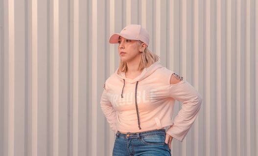 站在白色镀锌铁皮旁边的女人