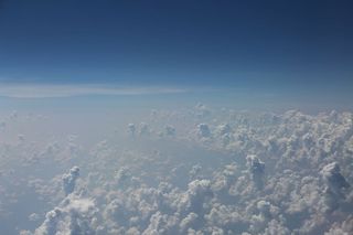 空中的，风景的，白色的，云朵的，高高的，飞机的，天空的，地平线的