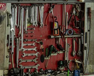 大量物品，悬挂，工具，作业工具，金属，室内，选择，变化