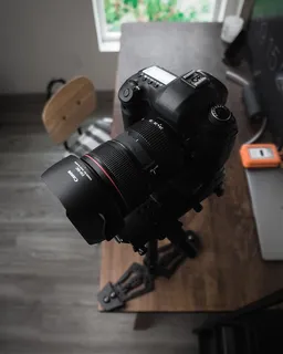 木质桌子上的黑色单反相机