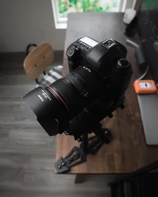 木质桌子上的黑色单反相机