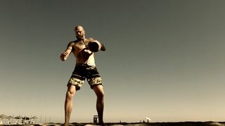 壶铃，死抓举，壶铃训练，抓举，海滩，无衬衫，运动，户外