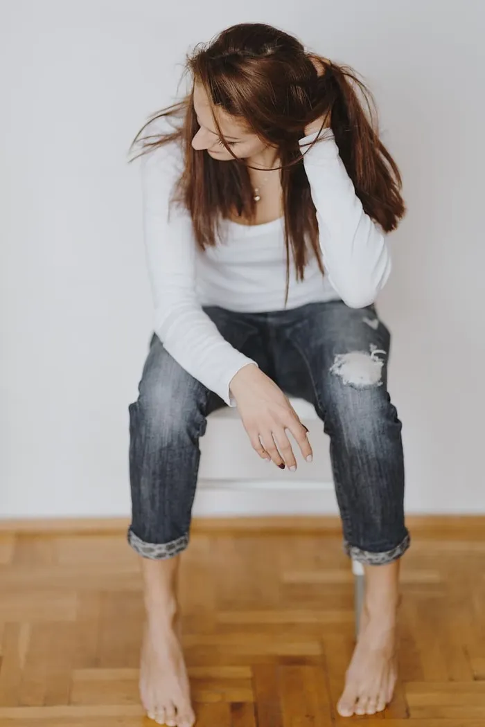 美丽的年轻女子正在读书