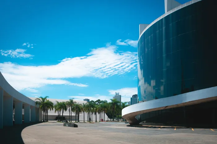 晴朗蓝天下的建筑幕墙