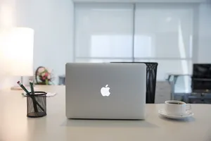 银色macbook、白色、桌子、茶杯、填充、咖啡、io中心、带家具的办公室