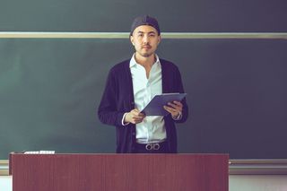 衣服，衣服，人，人，老师，人，人群，帽子