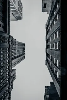 高层建筑白天低角度摄影 高层建筑白天低角度摄影