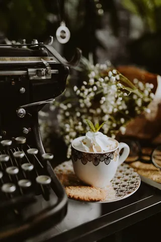 咖啡装在一个装饰性的杯子里，上面有金色的装饰物