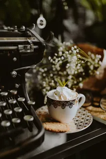 咖啡装在一个装饰性的杯子里,上面有金色的装饰物 咖啡装在一个装饰性的杯子里,上面有金色的装饰物