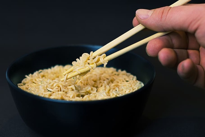 面条、汤、筷子、碗、食物、午餐、晚餐、人手