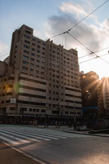 多云天空下混凝土高层建筑的低角度摄影