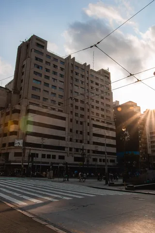 多云天空下混凝土高层建筑的低角度摄影