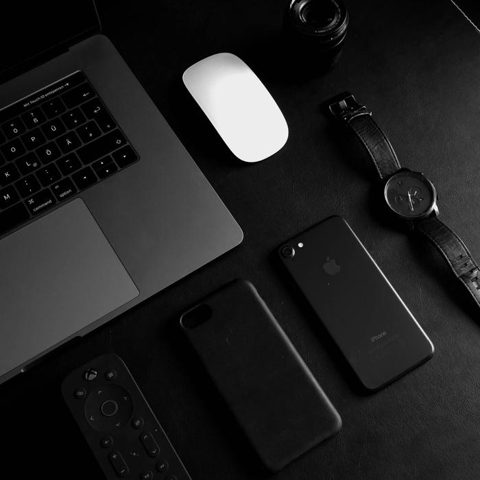 模拟手表旁边的黑色iPhone 7