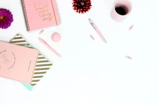 工作场所，办公桌，女性，笔记，笔记本，日记，钢笔，粉色杯子