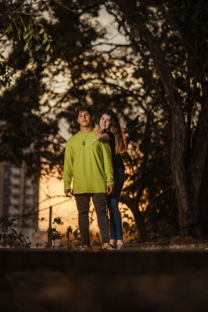 微笑的夫妇站在树下的照片