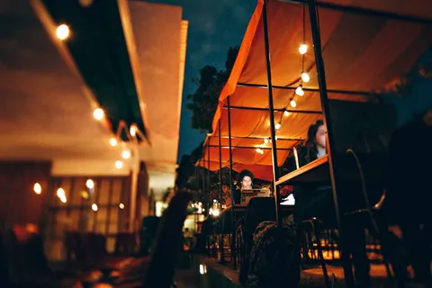 人们在夜间使用笔记本电脑和电脑的照片 人们在夜间使用笔记本电脑和电脑的照片