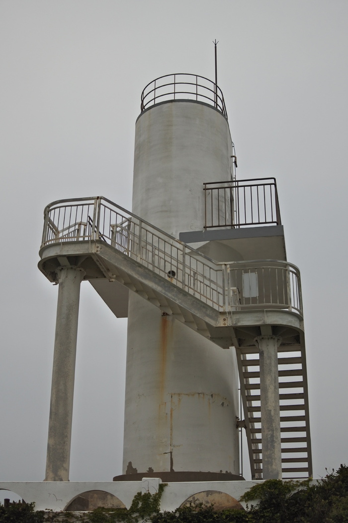 灯塔，海岸，部分多云，建筑，建造结构，储罐，天空，没有人